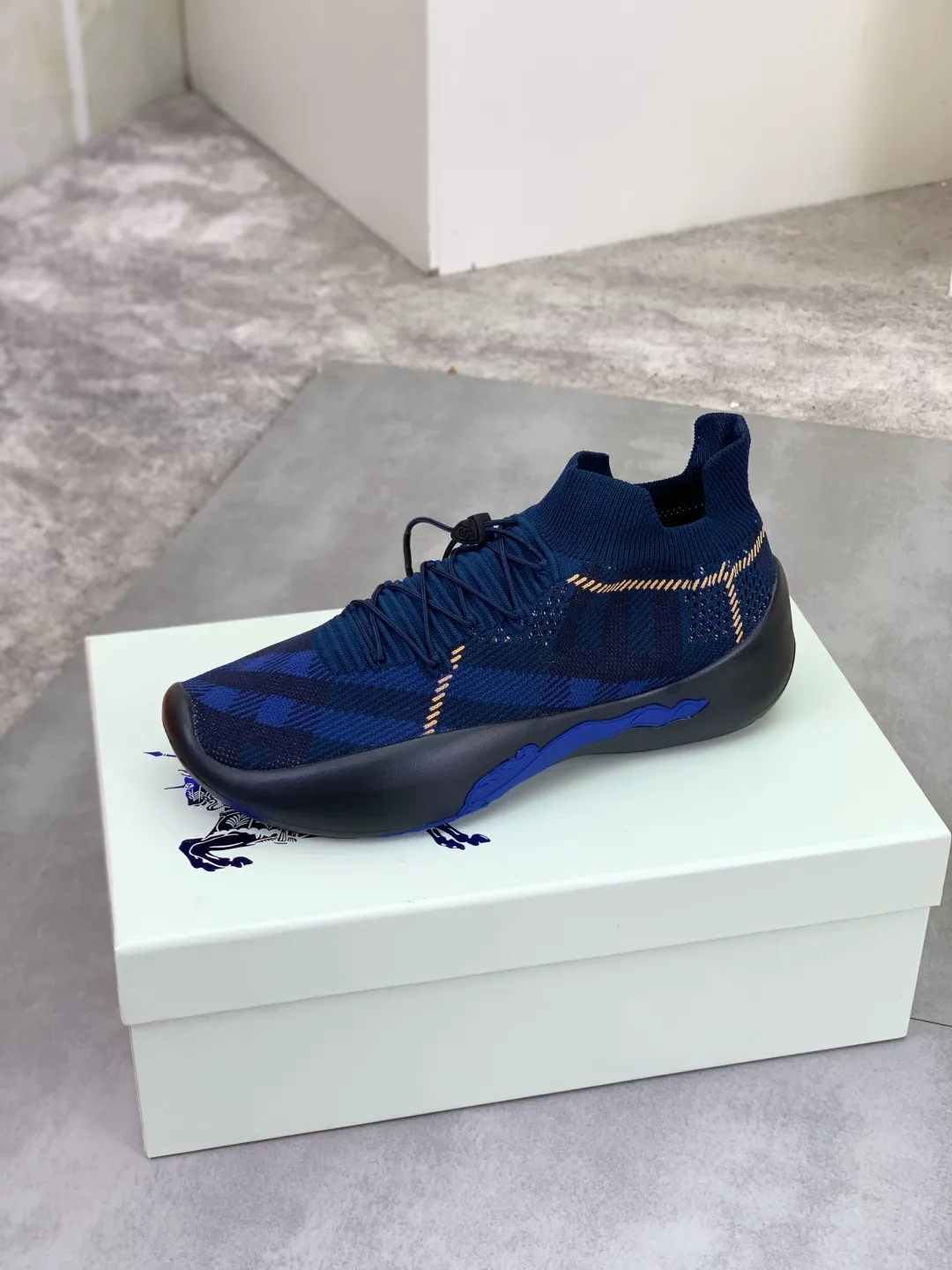 Men's Men's Shoes 💰P620 💰【New Style】Top Version 🆘【Burberry】New Burberry Fly Knit Shoes are now available with perfect workmanship! 🔥Perfect shape and top quality🙈Non-slip and wear-resistant high-end rubber outsole👣Versatile and comfortable shoes, standard size: 39-45 (customized 38-46) 2️⃣colors available Top-quality packaging
